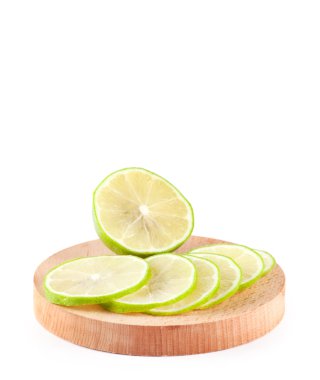 limon dilimleri ve yaprakları ile 