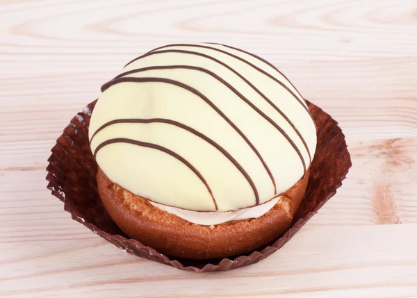 Kek çikolata sos izole 