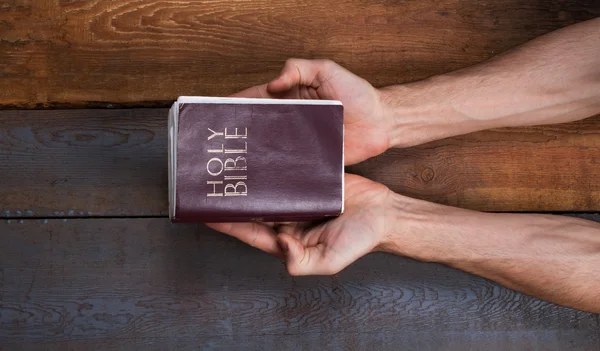 La prière sur la Bible . — Photo