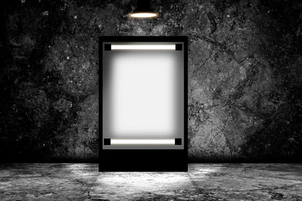 Пустой рекламный щит в пустой темной комнате — стоковое фото