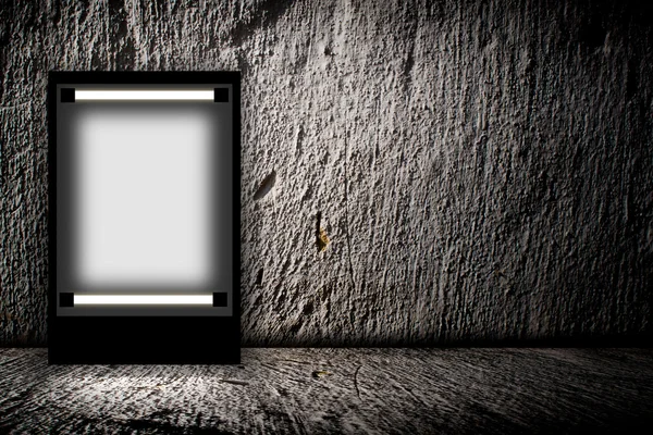 Пустой рекламный щит в пустой темной комнате — стоковое фото