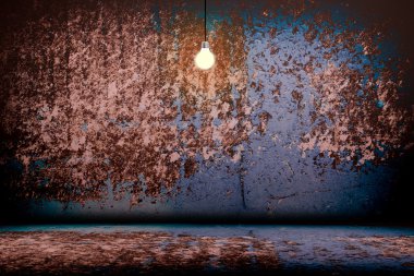 Ampul boş beton odasında asılı 