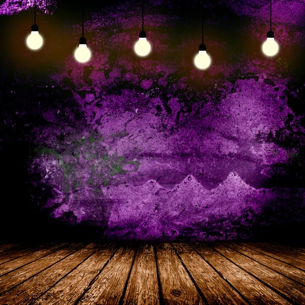 Ahşap zeminler ve bir lamba ile boş oda. 