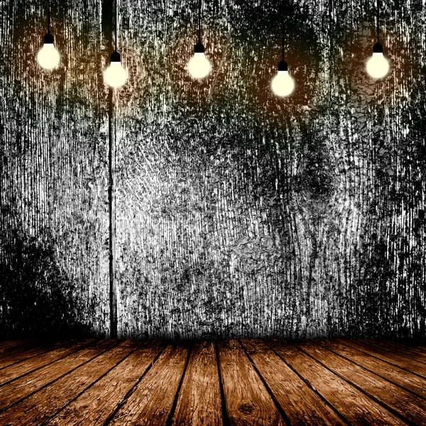 Ahşap zeminler ve bir lamba ile boş oda. 