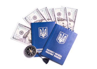 Ukrayna pasaportu ve pusula. 