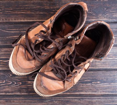 Eski kahverengi spor ayakkabı