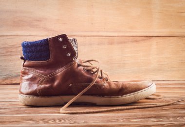 Eski kahverengi spor ayakkabı