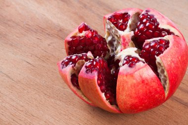 ahşap arka plan üzerinde olgun nar. 