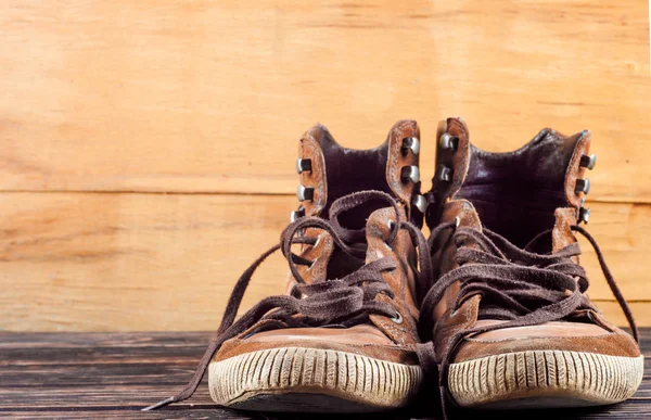 Zapatillas viejas marrones — Foto de Stock