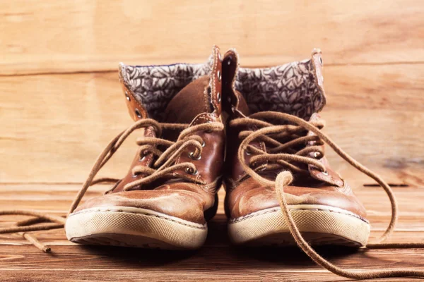 Zapatillas viejas marrones — Foto de Stock