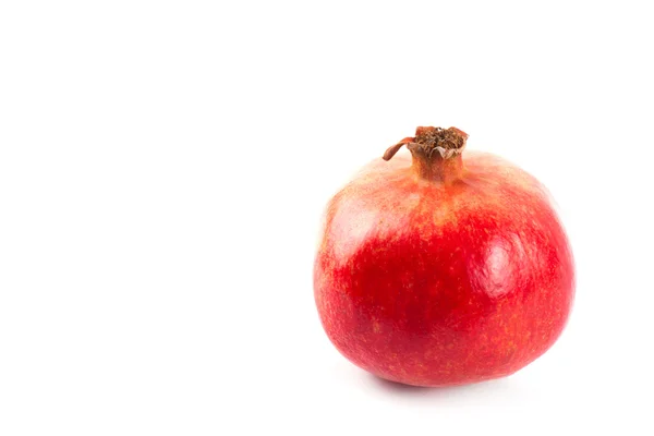 Reifer Granatapfel auf weißem — Stockfoto