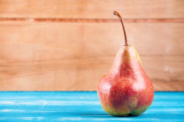 Ahşap üzerine olgun taze armut 