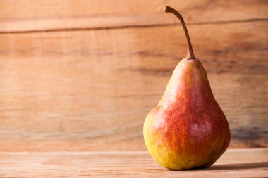 Ahşap üzerine olgun taze armut 