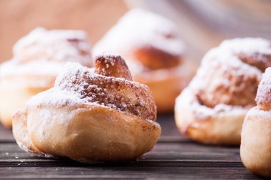 Ahşap zemin üzerine tarçın topuz