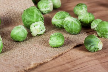 Ahşap üzerine olgun taze Brüksel lahanası