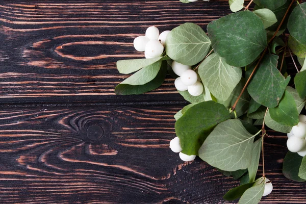 Ahşap arka plan üzerinde beyaz snowberries