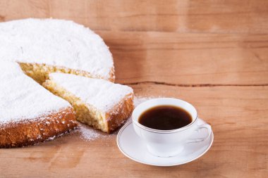 Sünger kek ve kahve fincanı 