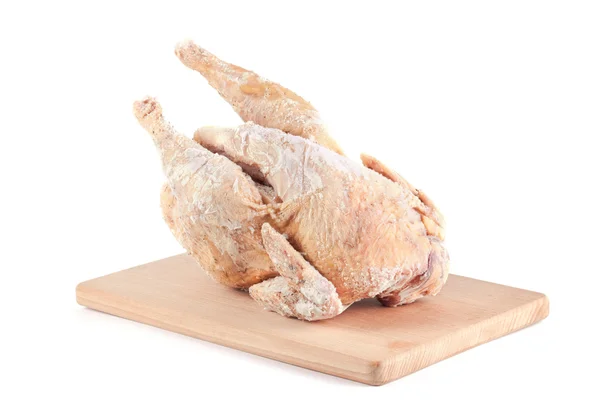 Fagyasztott csirke hasított a fa vágódeszka — Stock Fotó