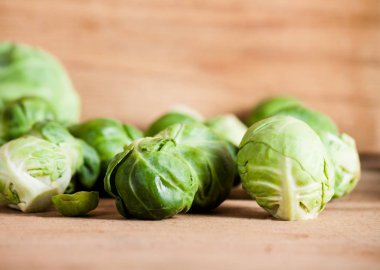 Ahşap tahta üzerinde olgunlaşmış taze Brüksel lahanası. 