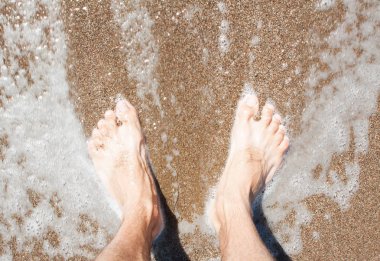 Sahilde erkek bacaklar