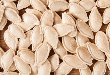 Ahşap tahta üzerinde kabak çekirdeği