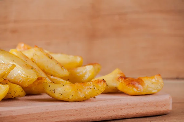 Gepofte aardappel en roomsaus — Stockfoto