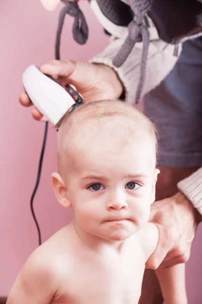 El padre del niño corta la cortadora . — Foto de Stock