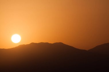 Dağları'nın arka planda turuncu gündoğumu