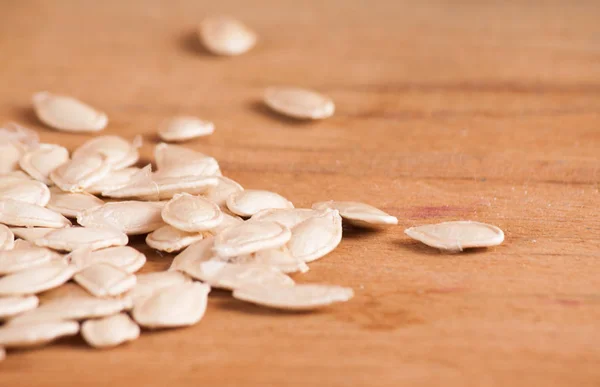 Семена тыквы на деревянной доске — стоковое фото