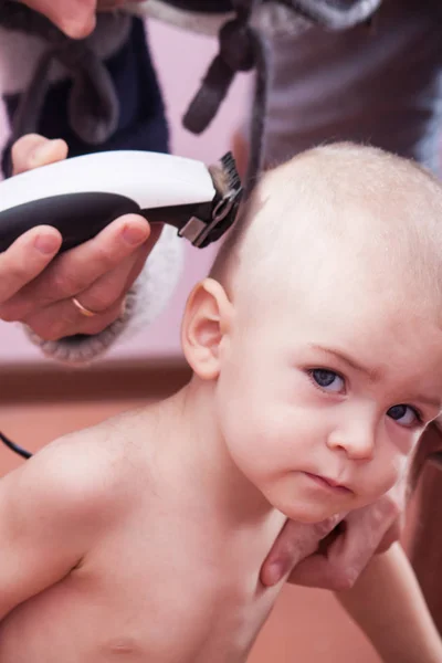 De vader van het kind snijdt clipper. — Stockfoto