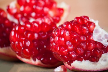 Ahşap tahta üzerinde fotoğraf olgun taze nar. 