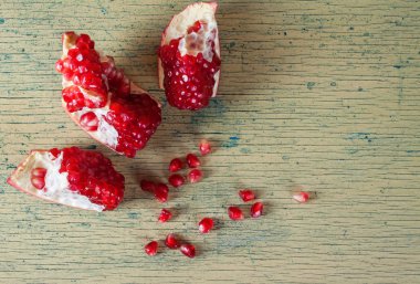 Ahşap tahta üzerinde fotoğraf olgun taze nar. 