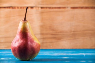 Ahşap masa üzerinde fotoğraf olgun taze armut. 