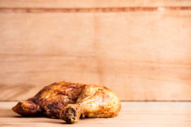 Pişmiş tavuk budu bir plaka üzerinde fotoğraf