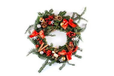 Beyaz arka planda izole edilmiş Noel çelengi