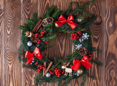 Ahşap tahta üzerinde Noel çelenk