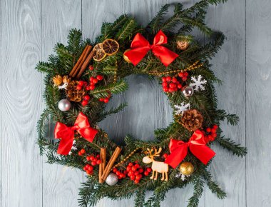 Ahşap tahta üzerinde Noel çelenk