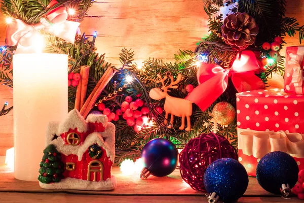 Різдвяні прикраси зі свічкою — стокове фото