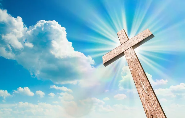 Hout cross op blauwe hemel — Stockfoto