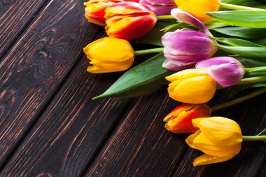 Ahşap masa üzerinde renkli taze Lale