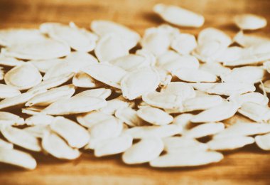 Ahşap masa üzerinde kabak çekirdeği