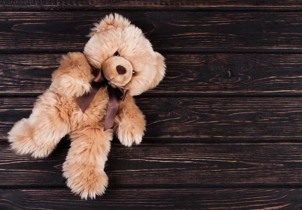 Teddy urso marrom na mesa de madeira — Fotografia de Stock