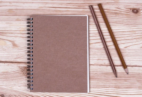 Notizbuch und Bleistift auf Holzbrettern — Stockfoto