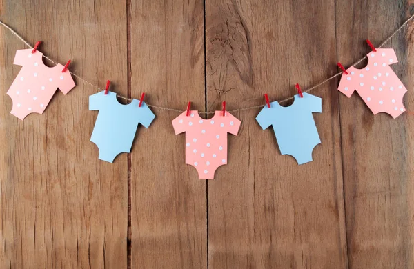 Decoração para chuveiro de bebê na mesa de madeira — Fotografia de Stock