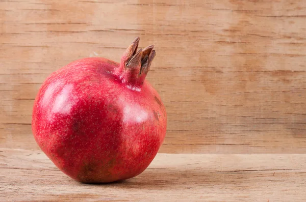 Foto reifer frischer Granatapfel — Stockfoto