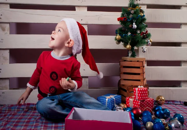 Children in Christmas clothes with gift box — Stock Photo, Image