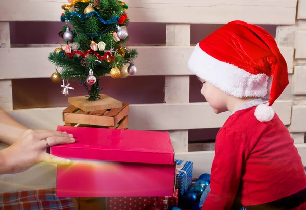 ギフト ボックス クリスマスの服の子供たち — ストック写真