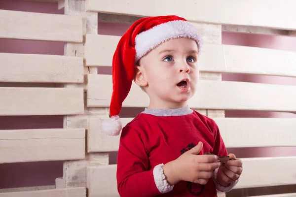 Çocuklar Noel giysileri ve santa şapka. — Stok fotoğraf