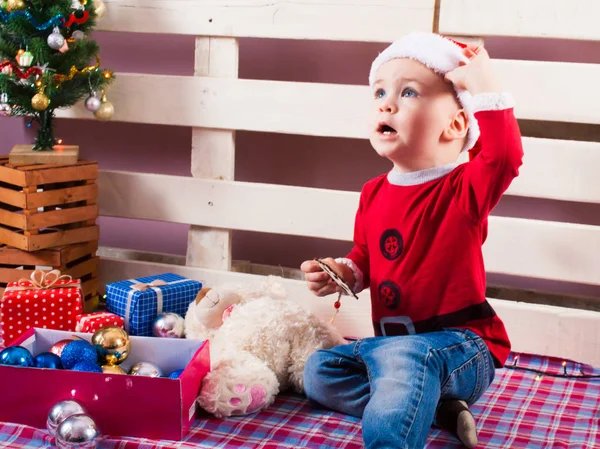 Çocuklar Noel giysileri ve santa şapka. — Stok fotoğraf