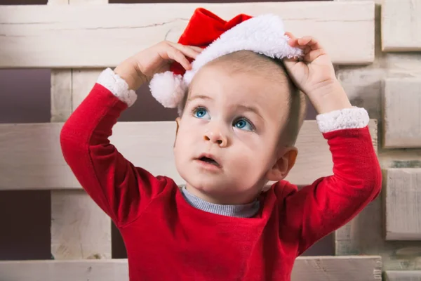 Çocuklar Noel giysileri ve santa şapka. — Stok fotoğraf